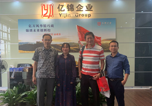 海南?？谲囌古穹看罱ㄅc客戶合影